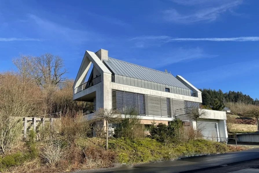 Vorderseite - Haus kaufen in Weinsheim in der Eifel - **Modernes Design trifft auf höchsten Wohnkomfort**