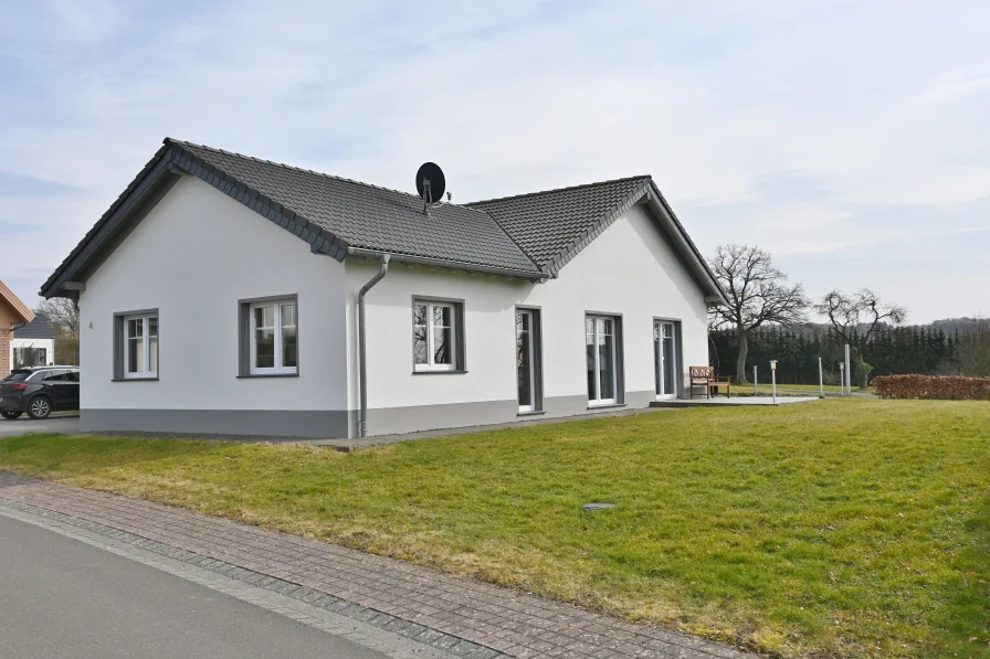 West-Ansicht - Haus kaufen in Fleringen - Exklusiver Bungalow – Ihr stilvolles Zuhause für höchsten Wohnkomfort!