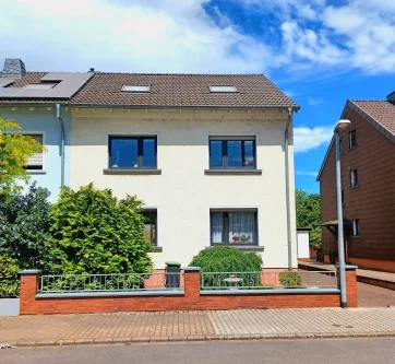 Vorderansicht - Haus kaufen in Dillingen,Saar - ** Verkauft **Ansprechendes Ein-Zweifamilienhaus im gepflegten und größtenteils mod. Zustand