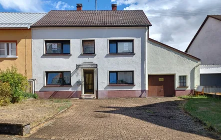 Vorderansicht - Haus kaufen in Schmelz - *** VERKAUFT ***Zentral gelegenes Wohnhaus mit viel Platz und Potenzial