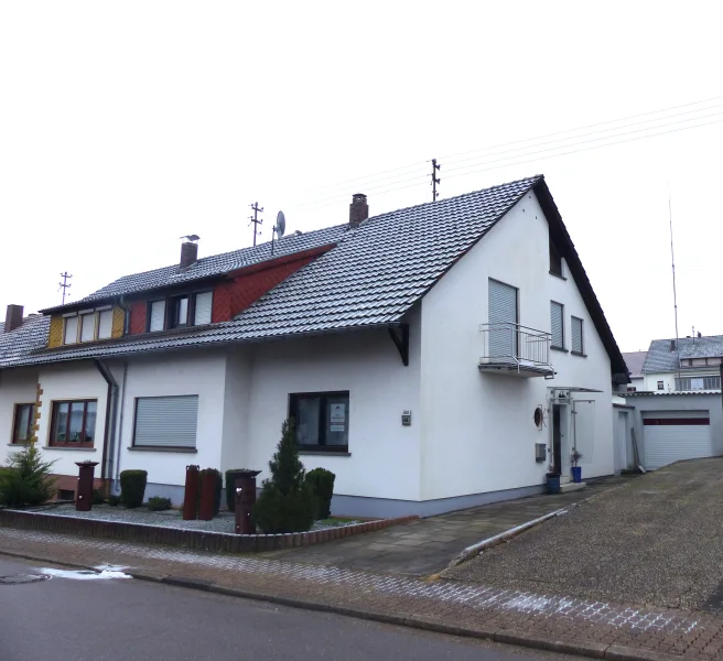 Vorder-Seitenansicht - Haus kaufen in Rehlingen-Siersburg - *** VERKAUFT ***Gepflegte Immobilie mit schönen Garten, ebenerdiger Terrasse  in Siersburg