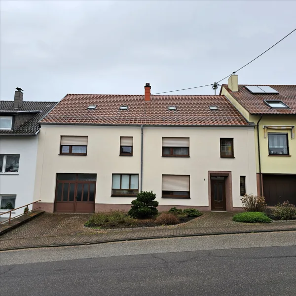 Vorderansicht - Haus kaufen in Merzig - Gepflegtes Wohnhaus m. gr. Garage, Garten m. Fernsicht  u. mit div.Nutzungspotenzial