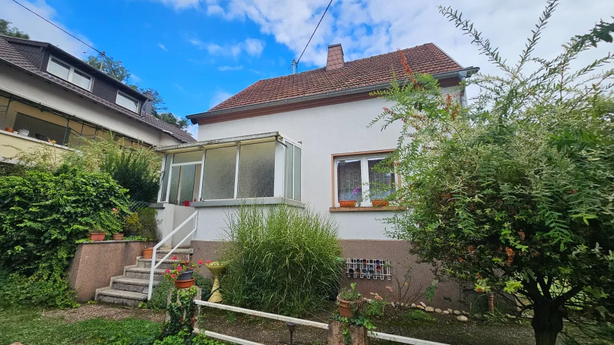 Vorderansicht - Haus kaufen in Dillingen/Saar - Gemütl. Wohnen in ruhiger Lage m. Garten