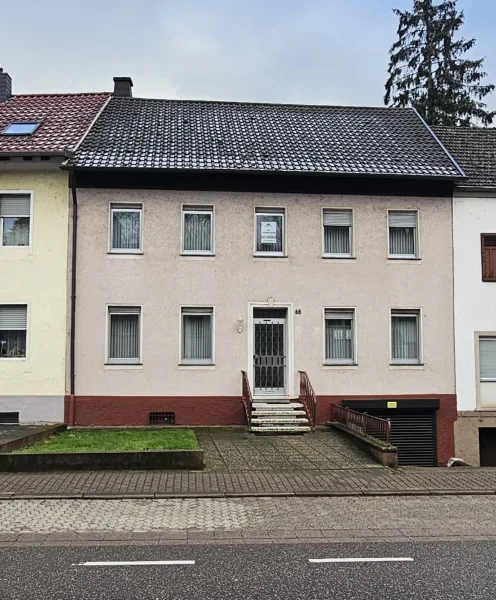 Vorderansicht - Haus kaufen in Dillingen/Saar - Gepflegtes Wohnhaus mit Garten, Garage in zentraler Lage von Dillingen-Diefflen