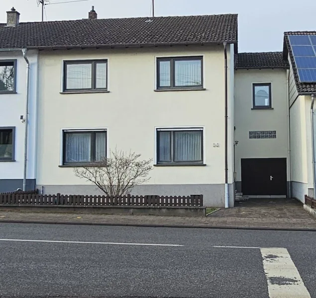 Vorderansicht - Haus kaufen in Rehlingen-Siersburg - Wohlfühlhaus mit großem Garten, Garage in zentraler Lage von Siersburg