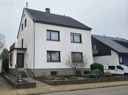 Vorderansicht - Haus kaufen in Rehlingen-Siersburg - Freistehendes Wohnhaus in guter Lage von Rehlingen , Garage und Garten