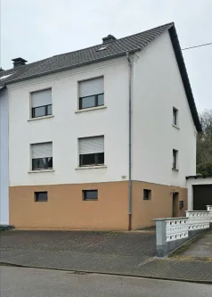 Vorder-Seitenansicht - Haus kaufen in Dillingen/Saar - Gepflegtes Ein-Zweifamilienhaus zum Einzug bereit! Mit gr. Garten!