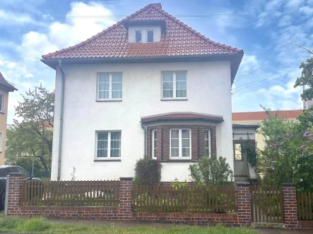 Südostansicht - Haus kaufen in Saalfeld - Familienwohnhaus mit Garten