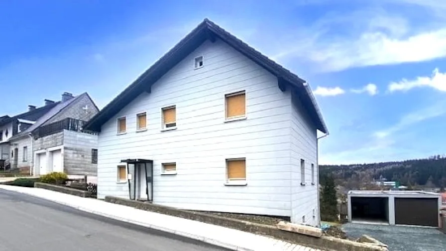 Westansicht Wohnhaus - Haus kaufen in Tettau - Großzügiges 1-2 Familienhaus in Top-Zustand