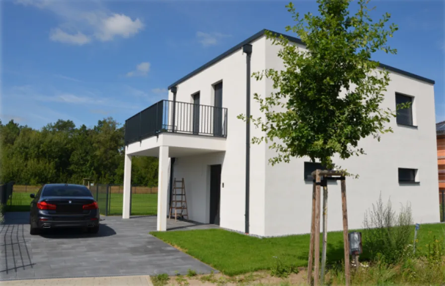 Gebäudeansicht - Haus kaufen in Zossen - PROVISIONSFREI für Käufer/in: Neubau-Erstbezug mit Waldblick auf 1.082 m² Süd-West-Grdst. nahe Motzener See