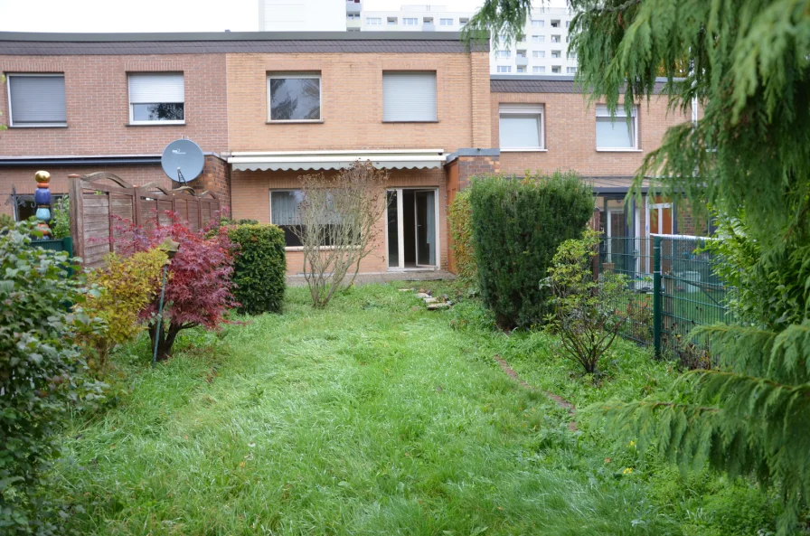 Blick vom Garten - Haus kaufen in Berlin - Reihenmittelhaus in Südlage mit Einzelgarage in Berlin-Buckow