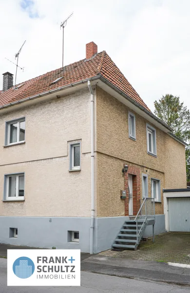 Hausansicht von der Straße - Haus kaufen in Fröndenberg/Ruhr - Ihr neues Zuhause in Fröndenberg: Raumwunder-Doppelhaushälfte citynah gelegen