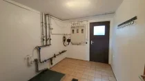 Waschraum mit Nebeneingangstüre