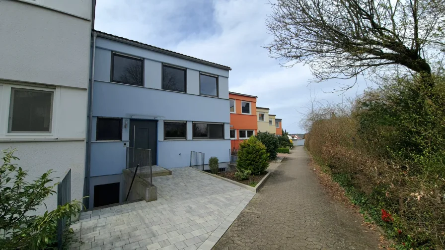 Haus Ansicht - Haus kaufen in Memmelsdorf - Charmantes 5-Zimmer-Reihenmittelhaus mit Garage in Memmelsdorf