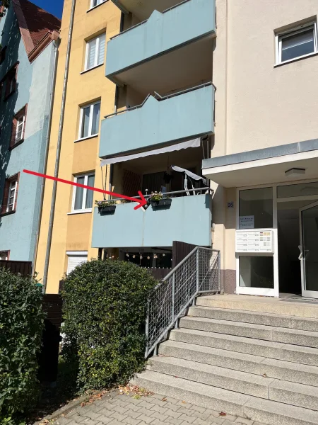 Ansicht Balkon und Eingang