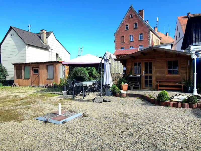 Biergarten mit 2 Gartenhäusern