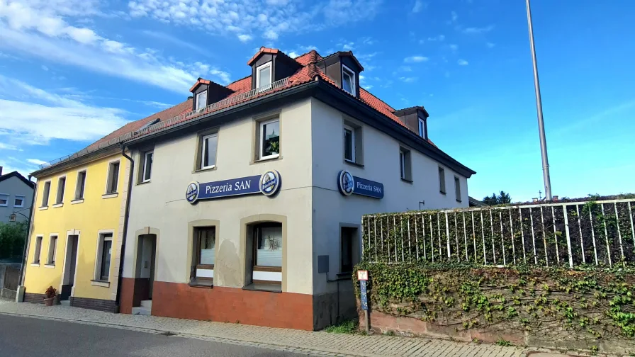 Titelbild - Haus kaufen in Stadtsteinach - Historische Doppelhaushälfte mit Gastronomie im Herzen von 95346 Stadtsteinach!