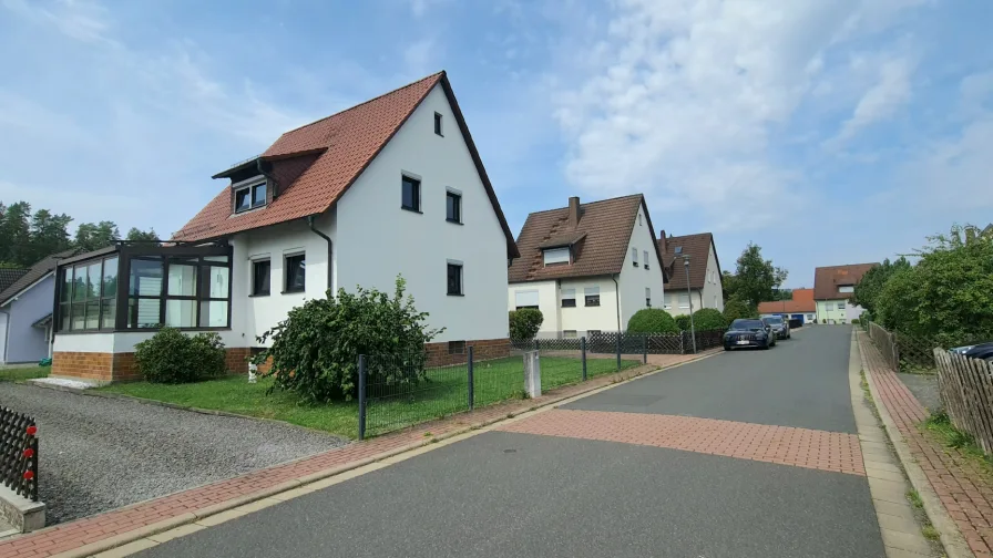 Titelbild - Haus kaufen in Stockheim - Ihr Traumhaus in 96342 Haßlach bei Kronach – Einfamilienhaus mit Einliegerwohnung!