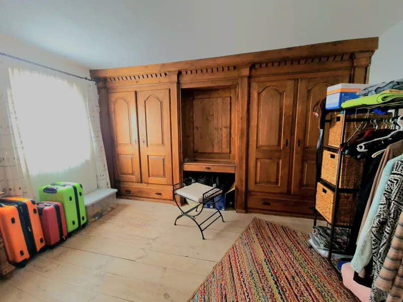 Schlafzimmer mit massivem Einbauschrank