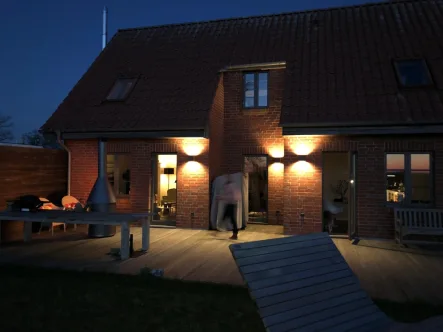 Abend auf der Terrasse - Haus mieten in Klein Schwansee - Nahe Travemünde: Möbliertes Ferienhaus an der Ostsee