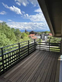 Aussicht vom Balkon - Wohnung mieten in Tutzing - Wohntraum mit Blick auf und über den Seebis in die Berge