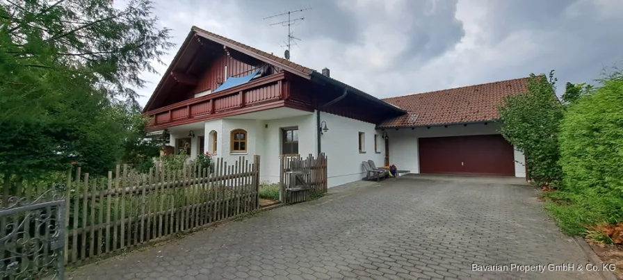 Hausansicht - Haus kaufen in Steinach - Top gepflegtes EFH/ZFH mit Doppelgarage in 94377 Steinach/OT Münster in sehr ruhiger Randlage!!!!!