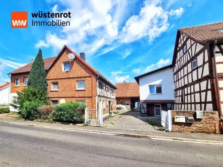 Hofeinfahrt zu den Häusern - Haus kaufen in Gründau / Niedergründau - VIEL PLATZ IM GRÜNDAUER 3-SEITHOF! Mehrfamilienhausanlage mit Garage, einmaligem Design und Mietern!