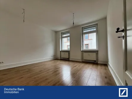 Wohnzimmer - Wohnung kaufen in Frankfurt - Charmante 2-Zimmer Wohnung mit Balkon in begehrter Lage von Bornheim