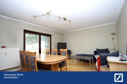 Wohnzimmer - Wohnung kaufen in Frankfurt - Gepflegte 3-Zimmer Hochparterre-Wohnung mit Balkon und Stellplatz in Frankfurt Niederrad