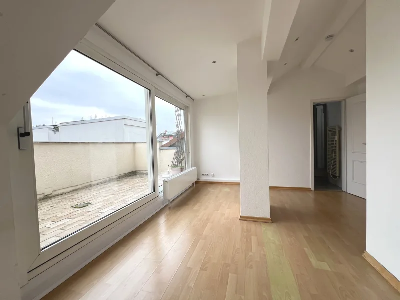 Zimmer mit Balkon. 