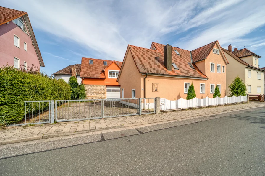 Blick von der Straße - Haus kaufen in Forchheim - Freistehendes Einfamilienhaus mit Garten & WintergartenPLUS: 70 qm Nebengebäude & Garage