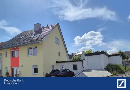 Außenansicht - Haus kaufen in Hemhofen - Modernisierte Doppelhaushälfte in Hemhofen: Familienidylle mit vielen Extras!