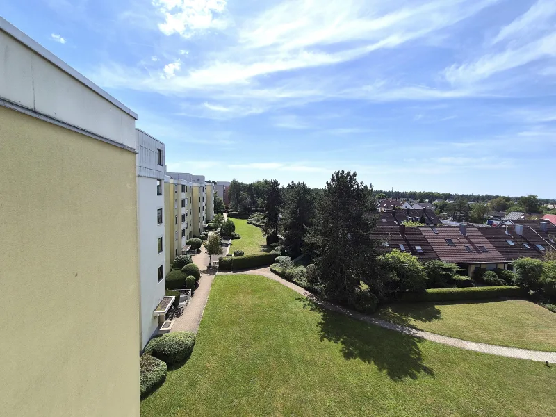 Balkonausblick - Wohnung kaufen in Röthenbach - Modernes Wohnen in Röthenbach a.d.P: Attraktive 4-Zi.-Wohnung mit Loggia, TG-Stellplatz und EBK!