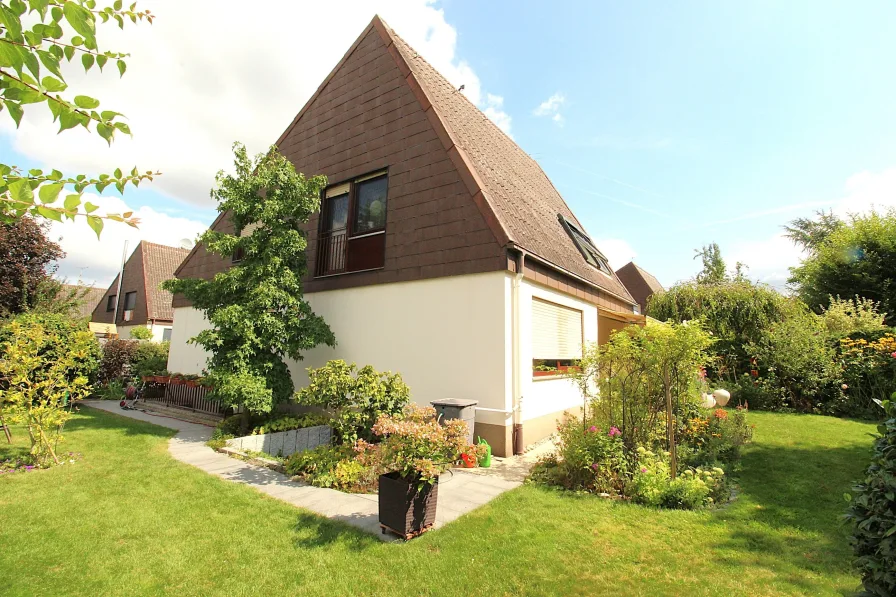 Außenansicht - Haus kaufen in Baiersdorf - Ihr Traumhaus in Baiersdorf: Schöne Doppelhaushälfte mit idyllischem Garten und einer Garage!