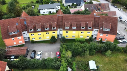 Außenansicht - Haus kaufen in Feuchtwangen - Attraktive Wohnanlage in Feuchtwangen mit Erweiterungspotenzial und guter Mietrendite!