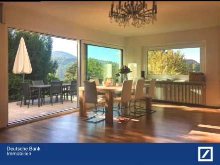 Wohnzimmer - Wohnung kaufen in Baden-Baden - Zentrumsnah Wohnen, mit Blick ins Grüne!