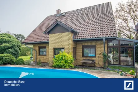 Blick vom Garten - Haus kaufen in Oranienburg - Einfamilienhaus mit Wintergarten und Pool in Oranienburg