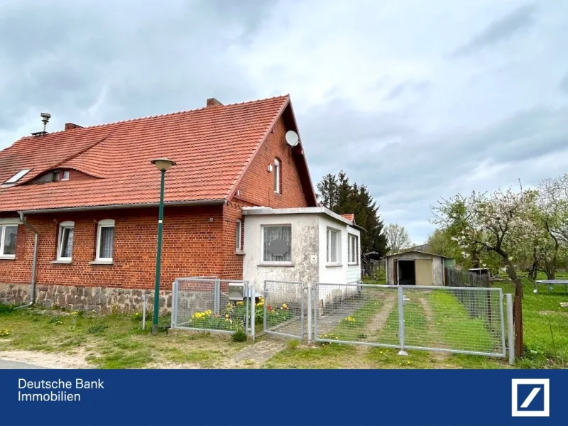 Straßenansicht 2 - Haus kaufen in Pritzwalk - Leben auf dem Land ! DHH mit Stallung auf großem Grundstück