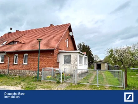 Straßenansicht 2 - Haus kaufen in Pritzwalk - Leben auf dem Land ! DHH mit Stallung auf großem Grundstück