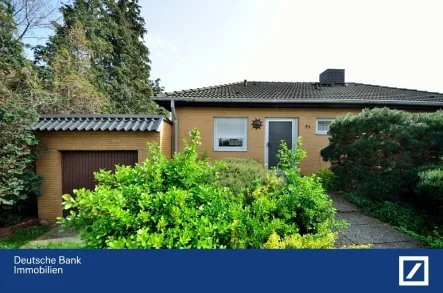 Straßenansicht - Haus kaufen in Berlin - BIETERVERFAHREN - Bungalow mit Garage Berlin Rudow