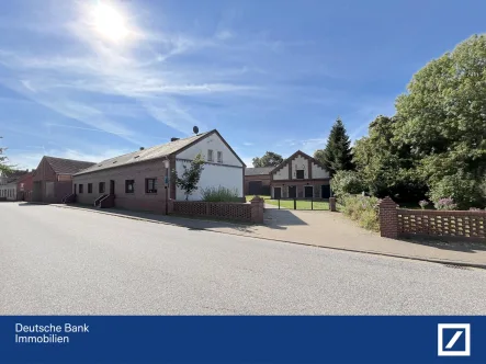 Straßenansicht - Haus kaufen in Karstädt - Leben auf dem Land ! Wunderschöner Hof  in der Prignitz bei Karstädt