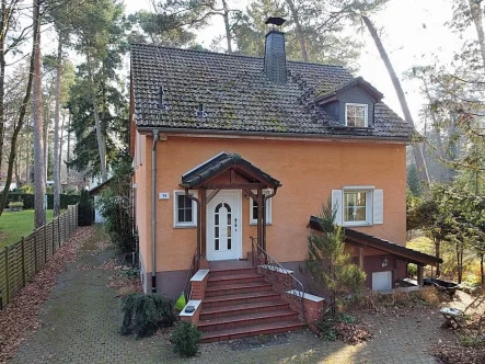 Straßenansicht - Haus kaufen in Schönwalde-Glien - Einfamilienhaus mit Indoor-Pool in Schönwalde-Glien