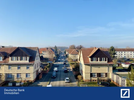  - Wohnung kaufen in Hennigsdorf - Bezugsfreie 2-Zimmer-Dachgeschosswohnung mit Blick auf den Rathenaupark