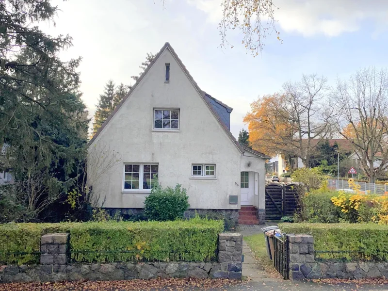 Außen vorne 31 - Haus kaufen in Lübeck - Kleines, sanierungsbedürftiges Einfamilienhaus in begehrter Lage von Lübeck