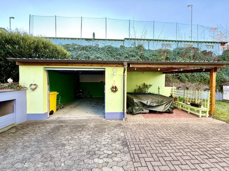 Garage / Carport