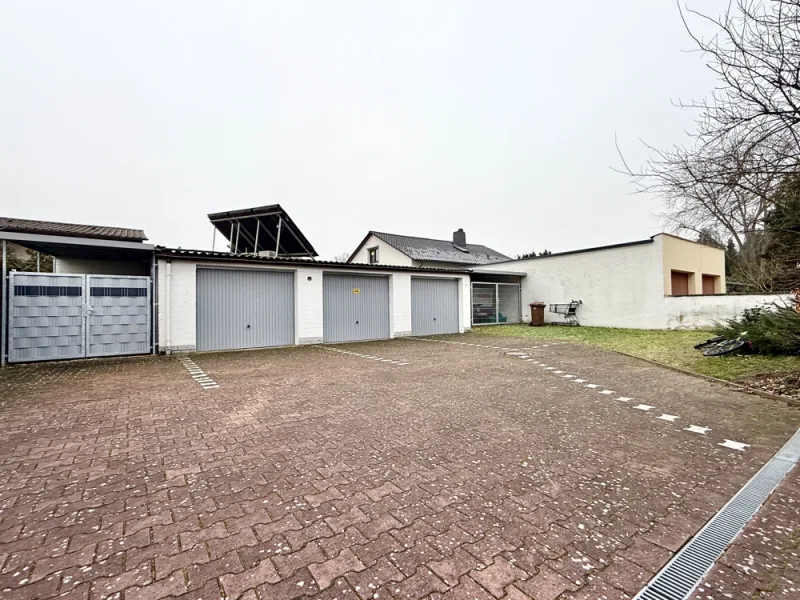 Garage und Stellplatz