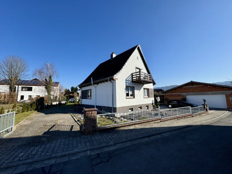 Hausansicht Süden II - Haus mieten in Rimbach - +++ Modernisiertes EFH mit großem Garten u. Doppelgarage +++