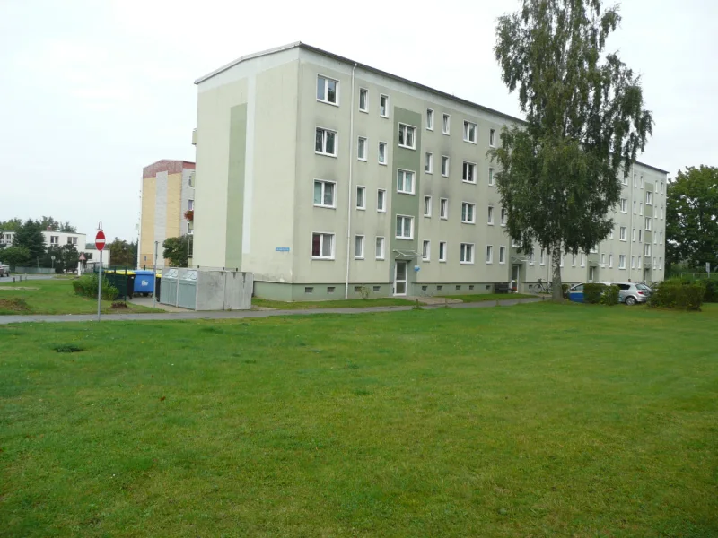 0717 Ansicht Gebäude.JPG - Wohnung mieten in Warin - Modernisierte, gemütliche 1-Zimmer-Wohnung mit Balkon