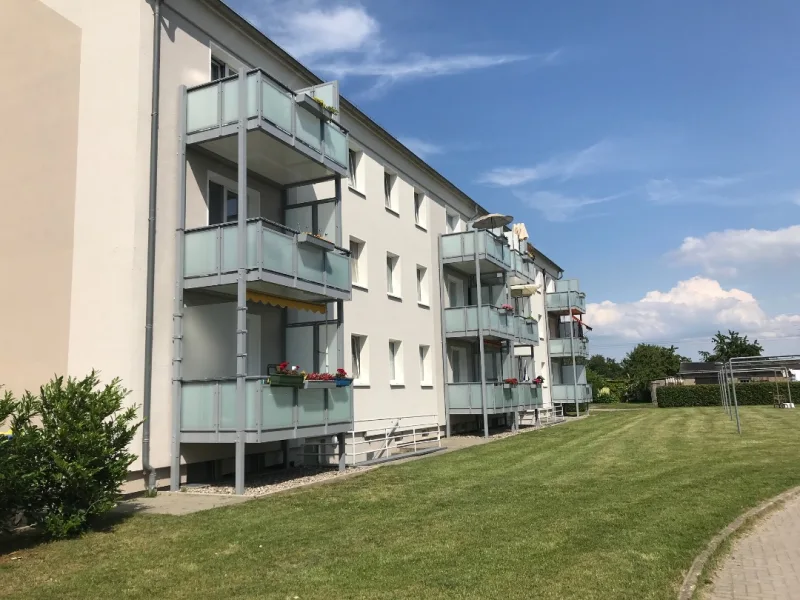 Hausnummer 6-8 Hinten.JPG - Wohnung mieten in Lübstorf - Platz zum Wohlfühlen in Lübstorf