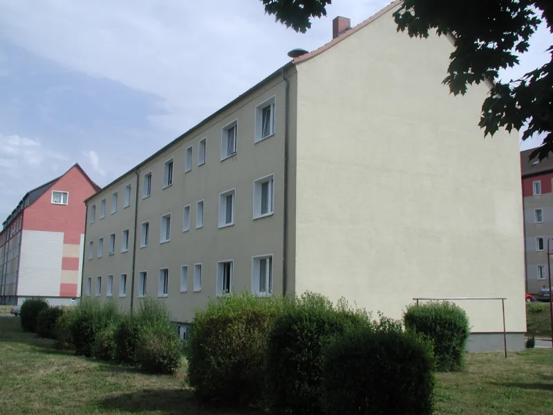 0716 a Fritz-Reuter-Platz 1, 2 (Giebel Nr. 1) Rückseite 20030807.JPG - Wohnung mieten in Warin - Frisch renovierte Wohnung